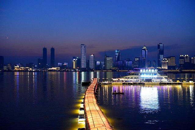 流光溢彩映英雄城 南昌燈光秀，一場(chǎng)現(xiàn)代與歷史的視覺交響